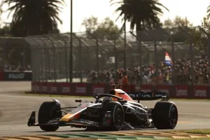 Max Verstappen gana una carrera accidentada y Fernando Alonso vuelve a conseguir un podio errático