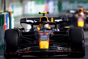 Checo Pérez vence a Max Verstappen en Bakú; Fernando Alonso se queda a las puertas del podio
