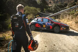 Cyril Abiteboul lee la cartilla a Esapekka Lappi tras su accidente en el Rally de México