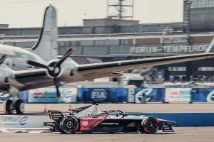 Pascal Wehrlein salva el liderato de la Fórmula E en un ePrix de Berlín muy complicado