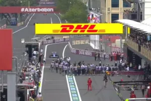 Peligroso descuido de la FIA: ¡Esteban Ocon esquiva un mar de fotógrafos en el pit lane!