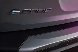 Peugeot anuncia la presentación del e-2008 2024, un facelift con novedades y una mayor autonomía