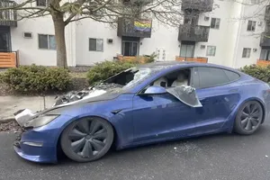 Este Tesla Model S no ardió espontáneamente, le prendieron fuego, y quedaron pruebas