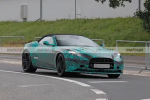 El nuevo Aston Martin DB12 Volante 2025 posa por primera vez en fotos espía cerca de Nürburgring