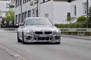 El brutal nuevo BMW M2 CS sale de su madriguera para posar en sus primeras fotos espía en la calle
