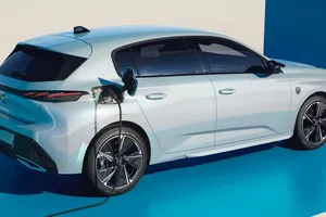 Francia favorecerá la compra de coches eléctricos europeos frente a los chinos, Tesla y CUPRA en el ojo del huracán