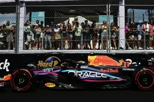 Checo Pérez se lleva la pole en Miami escoltado por Fernando Alonso y Carlos Sainz