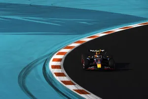 Max Verstappen reclama su liderazgo en libres sobre un Carlos Sainz mejorado: Charles Leclerc, al muro