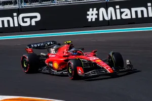 Carlos Sainz lamenta las dificultades de Ferrari en carrera: «Llega el domingo y nos dan la bofetada »