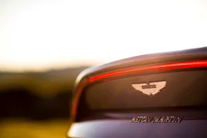 Geely adquiere más acciones de Aston Martin con la electrificación de la marca en el horizonte