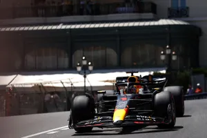 Max Verstappen lidera un doblete Red Bull asistido por dos incidentes finales