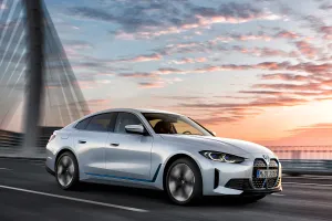 La gama del BMW i4 estrenará una nueva versión con tracción total antes de finales de año en USA y en 2024 en Europa