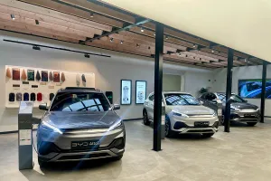 BYD desafía a los gigantes europeos, abre su primer concesionario oficial cerca de la fábrica de eléctricos de Volvo en Bélgica
