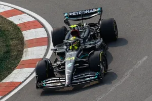 Lewis Hamilton encabeza unos segundos entrenamientos libres caóticos, con Carlos Sainz en el top 3