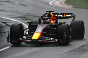 Max Verstappen arrasa en los últimos libres bajo la lluvia, con Fernando Alonso tercero y Carlos Sainz accidentado