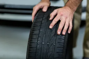 Cuándo cambiar los neumáticos, por qué y cómo hacerlo para cumplir la ley