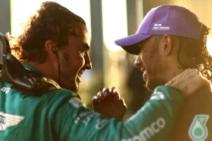 La divertida interacción entre Lewis Hamilton y Fernando Alonso: «Cosa de la edad...»