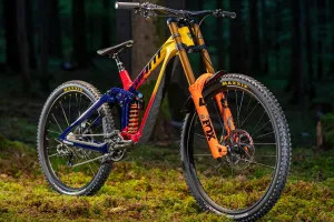 Giant Glory 2023: cuadro de carbono, geometría ajustable y una estética brutal para esta Mountain Bike de descenso
