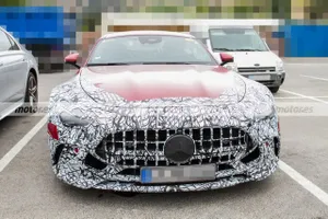 El nuevo Mercedes-AMG GT 2024 vuelve a ser cazado, un deportivo PHEV con 680 CV y sorpresa en el interior