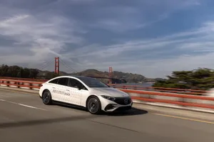 Mercedes golea a Tesla en California y legaliza la conducción semiautónoma de Nivel 3