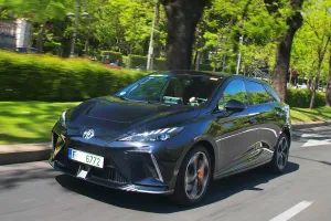 El nuevo MG4 XPOWER se deja ver en pruebas por la capital de España, el compacto eléctrico de 430 CV ¡llega este verano!