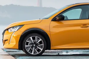 Diseño deportivo y 3.000 € de descuento para el Peugeot más vendido en Europa, un utilitario práctico y eficiente