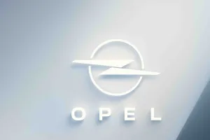Opel ilumina su futuro con un nuevo logotipo, el Blitz estrena una era marcada por los coches eléctricos