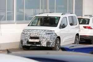 El Opel Combo-e Life recibirá una nueva imagen en 2024, la furgoneta eléctrica más pequeña de la firma alemana cazada camuflada