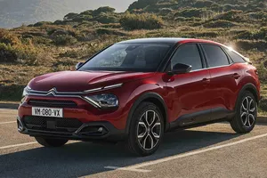 El Citroën ë-C4 con hasta 414 km de autonomía ya tiene precio, se pone a la venta la nueva versión con batería de 54 kWh