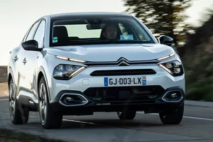 El nuevo Citroën ë-C4 X con más de 400 km de autonomía ya tiene precio en España, llega la versión de 115 kW y 54 kWh