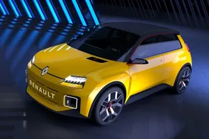 La mula del nuevo Renault 5 eléctrico vuelve a ser cazada en fotos espía con un importante avance