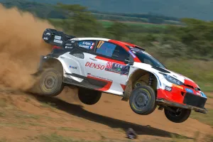 Sébastien Ogier impone su ley en un complejo y duro inicio del Safari Rally