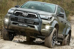 Toyota anuncia la electrificación del pick-up Hilux con tecnología híbrida ligera