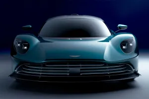 Aston Martin también se pasará al eléctrico, pero antes apostará por la tecnología híbrida enchufable de Mercedes