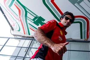 Carlos Sainz arroja luz entre tanto pesimismo alrededor de Ferrari