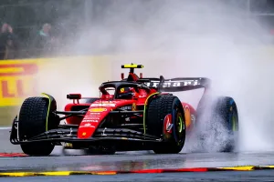 Carlos Sainz lamenta la mala parada de Ferrari: ﻿«Era una carrera para acabar entre los tres primeros»