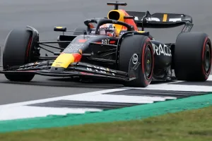 Max Verstappen mantiene su racha de poles, McLaren sorprende y Carlos Sainz se cuela en el top 5