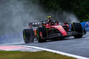 Carlos Sainz lidera unos libres anegados por la lluvia en Spa-Francorchamps