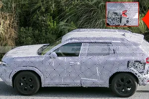 Las luces traseras del nuevo Dacia Duster 2024 quedan parcialmente al descubierto en estas fotos espía