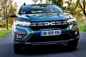 «Tal vez la batería sea a base de sodio», el secreto del futuro Dacia Sandero eléctrico para ser un coche barato