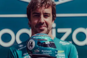 Fernando Alonso sabe que la carrera de Silverstone es especial para Aston Martin y este casco lo demuestra