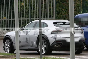 El Ferrari Purosangue vuelve a las pruebas, estas fotos espía muestran un par de detalles muy sugerentes en el SUV deportivo italiano