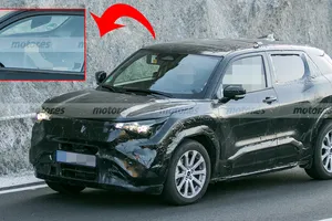 El interior del primer SUV eléctrico de Suzuki queda parcialmente al descubierto, el nuevo eVX se deja ver en el sur de Europa