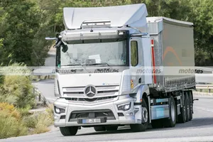 Sorprendido un prototipo del nuevo Mercedes Actros eléctrico con una particular configuración FCEV de hidrógeno