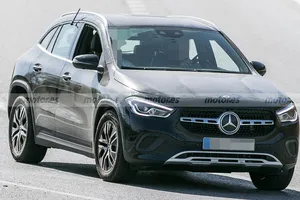 ¡Habrá un nuevo Mercedes GLA! Las primeras fotos espía de la tercera generación del SUV alemán descubren una gran novedad