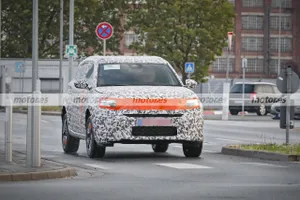 El nuevo Opel Crossland posa en sus primeras pruebas, la segunda generación del sucesor del Meriva también será un SUV eléctrico