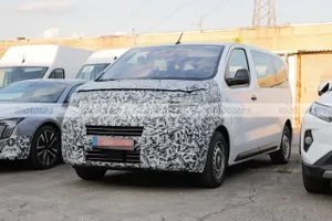 El Peugeot e-Traveller Facelift posa en sus primeras fotos espía, la furgoneta eléctrica del León revela importantes novedades para 2024
