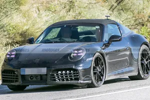 El nuevo Porsche 911 Targa 2024 es sorprendido con un interesante paragolpes y el alerón trasero desplegado
