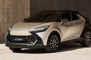 Todos los precios del nuevo Toyota C-HR 2024, el renovado SUV ya puede ser reservado en España en versiones HEV y PHEV