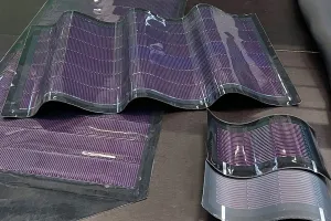 Revolución en la energía solar con estos paneles ultradelgados y flexibles que se adaptan a cualquier superficie